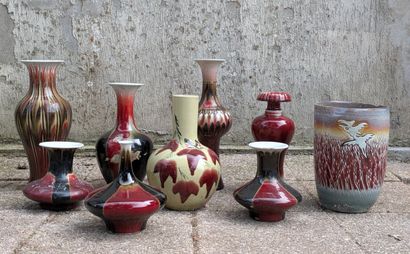 Set of nine porcelain pieces of various shapes,...
