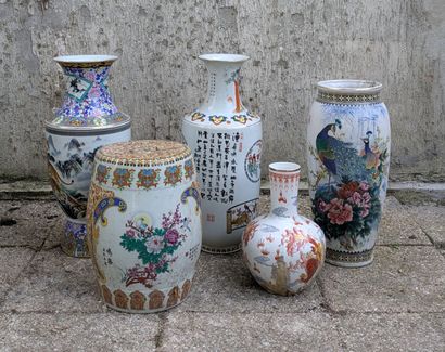 Four porcelain vases and a stool with polychrome...