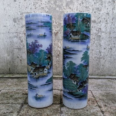 Paire de vases rouleau en porcelaine à décor...
