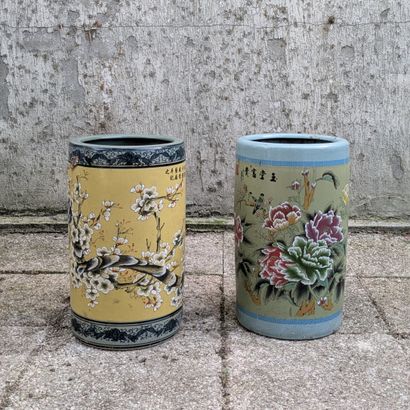 Deux vases rouleau à décor de pivoines et...