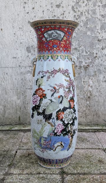 Grand vase balustre en porcelaine à décor...