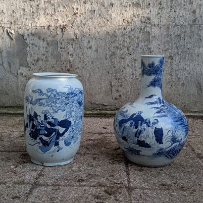 Deux vases, l'un globulaire et l'autre ovoïde,...