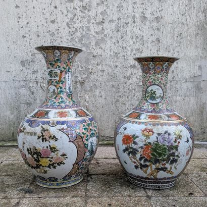 Deux vases balustre à décor de buissons fleuris...