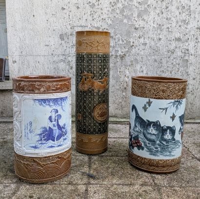 Ensemble de trois vases rouleau : - le premier,...