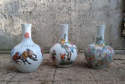 Trois vases balustre de forme globulaire...