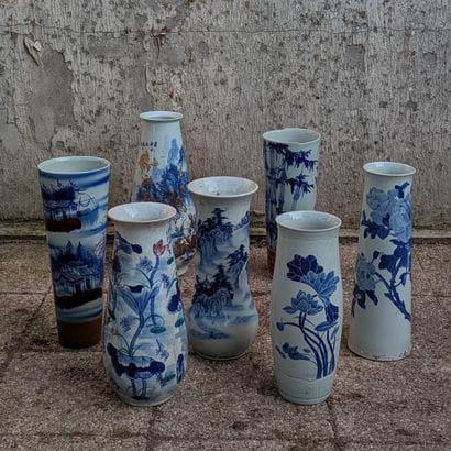 Ensemble de sept vases en porcelaine à décor...