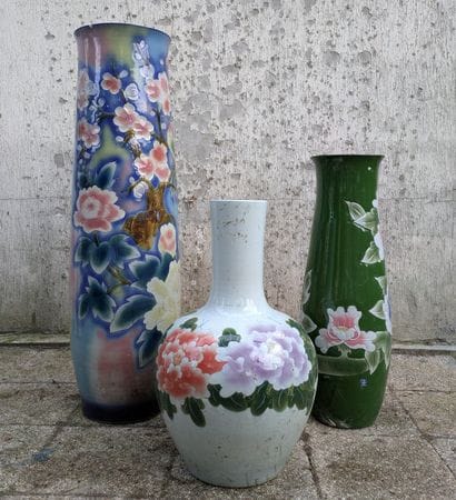 Ensemble de trois vases en porcelaine, deux...