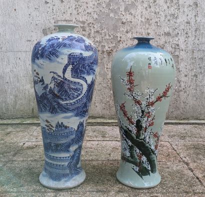 Deux vases meiping en porcelaine. Le premier...