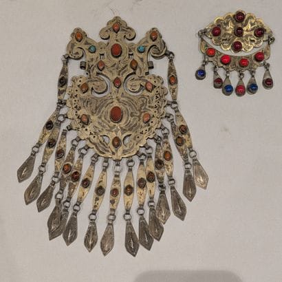 *Large pectoral en argent (800), partiellement...
