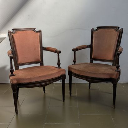 *Paire de fauteuils en bois naturel, mouluré....