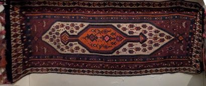 *Tapis galerie tissé, la réserve centrale...