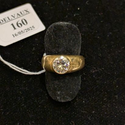 *Bague demi-jonc en or jaune 18K (750), ornée...