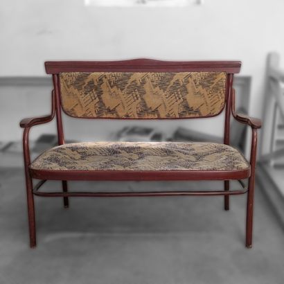 *Banquette en bois courbé teinté, le dossier...