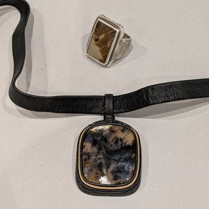 *Bague en argent (800), ornée d'une plaque...