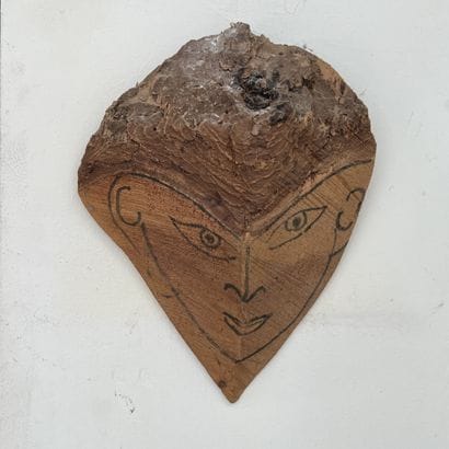 *Deux fragments d'écorce sculptés et peints...