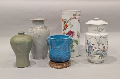 Set of Chinese ceramics: - porcelain scroll...