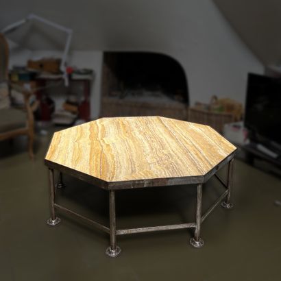 *Table basse de forme octogonale. Le plateau...