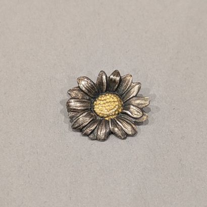 MELLERIO. Small daisy brooch in silver-plated...