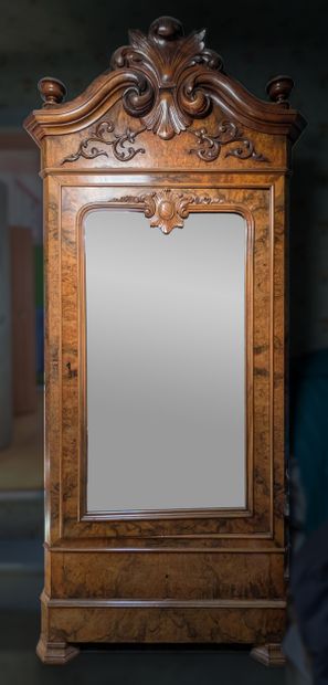 *Armoire en noyer et ronce de noyer. Le fronton...