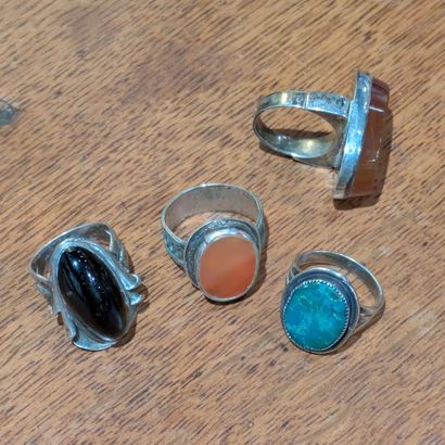 *Ensemble de quatre bagues en argent (800),...