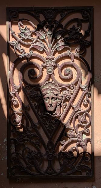 *Grille décorative en fonte peinte, à décor...
