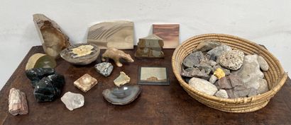 *Several fragments of paesine and hard stones,...
