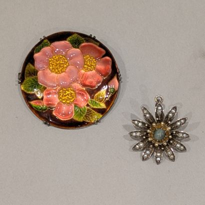 Broche à monture en argent (800), ornée d'un...