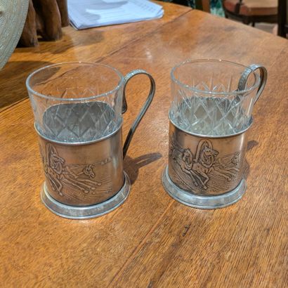 Paire de montures de tasses en métal argenté,...
