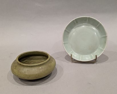 China. Set in porcelain stoneware: - small...
