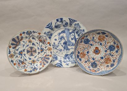 China. A porcelain dish and two cups decorated...