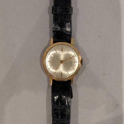 *Montre en or jaune 18K (750), le boîtier...