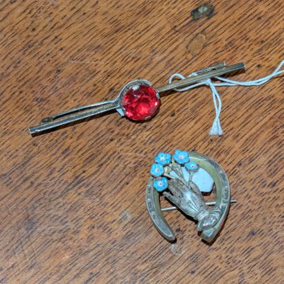 Deux broches en argent (800), l'une barette...