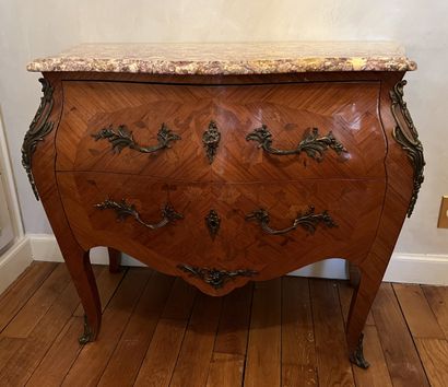 Small chest of drawers with curved front...