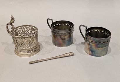 *Monture de tasse et paire de montures de...