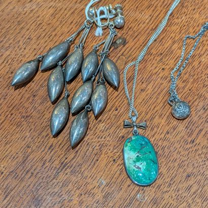 *Ensemble en argent (800) : - paire de pendants...