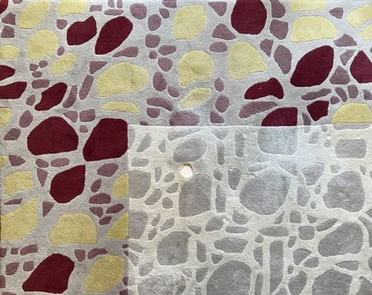 Carpette en laine à décor cailloutis. De...