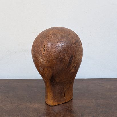 *Natural wood hat form. Crack. H. 24 cm.