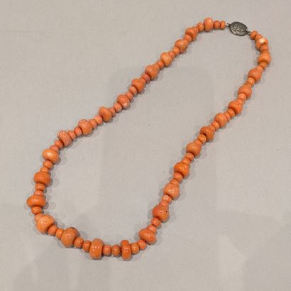 *Collier en grosses et petites perles de...
