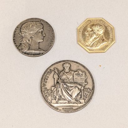 France. Trois médailles et jeton en argent...