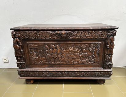 *Coffre en bois fruitier sculpté. Le plateau...