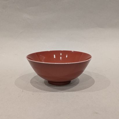 China. Red enameled porcelain bowl. Apocryphal...