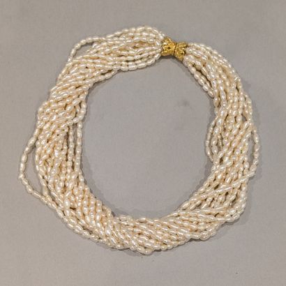 Tour de cour with fifteen twisted strands...