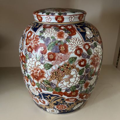 Chinese porcelain covered pot decorated with...