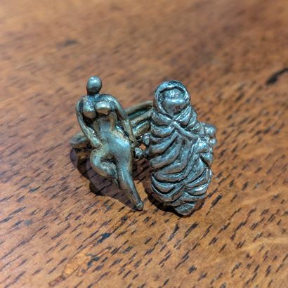 Bague en argent (800), figurant une chrysalide....