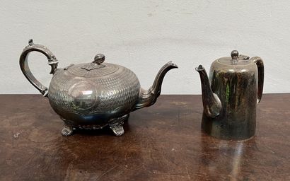 *Théière en métal argenté, la prise du couvercle...