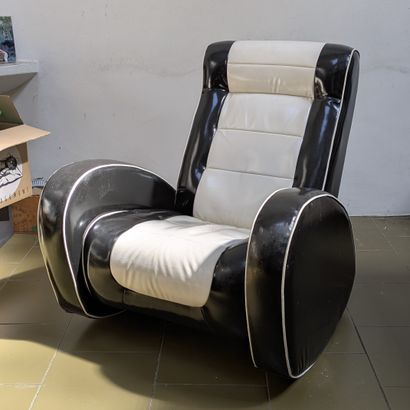 *Fauteuil club basculant, garni de vinyle...