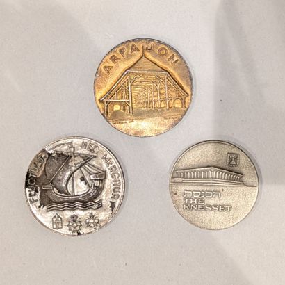 Trois médailles en argent (925), le première...