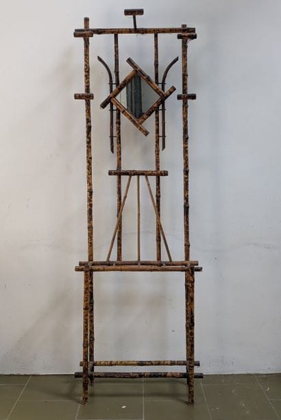 *Porte-manteau en bambou, garni d'un miroir...