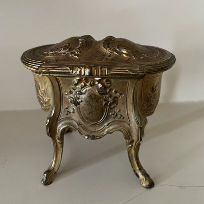Regula jewelry box with golden patina. Decorated...