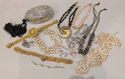 Costume jewelry set: pearl necklaces, gilded...